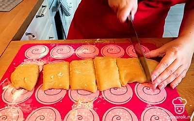 Делим тесто на нужное нам количество коржей.