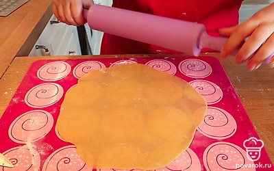 Раскатываем каждый кусочек теста в пласт и отправляем в духовку выпекаться на 4–5 минут при температуре 180 градусов.