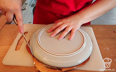 Печем 6 коржей. Каждому даем остыть и вырезаем из них круг, прикладывая тарелку.