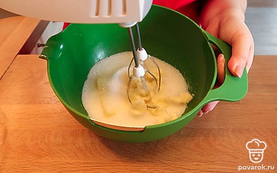 Делаем крем. Для этого смешиваем сливочное масло с сахаром. Хорошенько взбиваем.