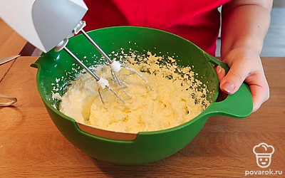 Добавляем сметану. Еще раз хорошенько перемешиваем и крем готов.