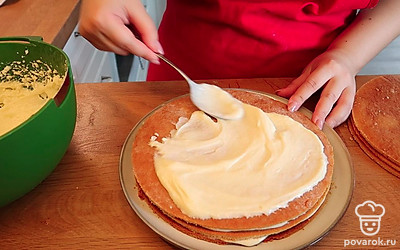 Прослаиваем коржи кремом.