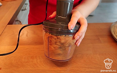 Из обрезков коржей делаем крошку, измельчая их, и обыспаем этой крошкой наш торт с боков и сверху. Наш торт готов!