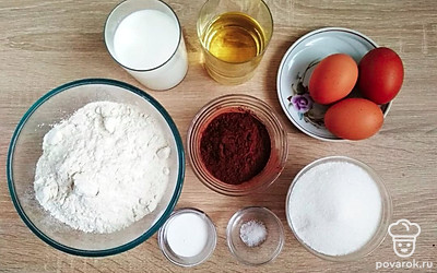 Подготовьте все необходимые ингредиенты. Просейте отдельно муку и какао-порошок. Сливочное масло заранее достаньте из холодильника, оно должно быть комнатной температуры. Желатин залейте холодной водой и оставьте набухать.