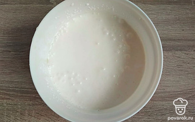 Приготовьте основу для ганаша в начинку. Сливки нагрейте до горячего состояния, не кипятите. Растопите в них шоколад и пробейте блендером полученную массу. После остывания накройте пищевой пленкой и поставьте в холодильник на ночь.