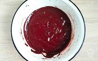 Приготовьте бисквит. Закипятите молоко, в горячее молоко добавьте какао и перемешайте венчиком до однородности. Влейте растительное масло и перемешайте. Яйца с сахаром взбейте миксером до увеличения в объеме и появления на поверхности массы устойчивых следов от венчиков. Попеременно добавляйте во взбитые яйца муку с разрыхлителем и какао-массу, продолжая взбивать миксером на малых оборотах. Сильно взбивать не надо, достаточно добиться однородности теста.