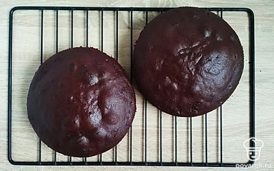 Вылейте тесто в две одинаковые формы диаметром 18-20 см, дно которых застелено пергаментом. Выпекайте при температуре 180С примерно 20 минут. Готовые бисквиты полностью остудите, при необходимости срежьте верхушки и разрежьте на коржи.