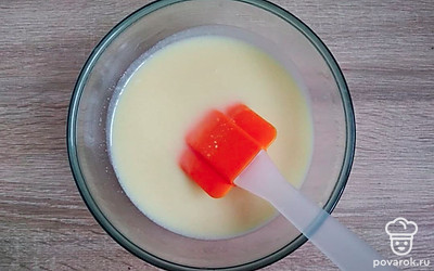 Приготовьте мусс из белого шоколада. Молоко закипятите, снимите с плиты и растопите в нем шоколад. Тонкой струйкой введите распущенный желатин, хорошо перемешайте и оставьте остывать при комнатной температуре. Охлажденные жирные сливки взбейте миксером до состояния подтаявшего мороженного. Соедините взбитые сливки и шоколадную смесь и перемешайте лопаткой до однородности.