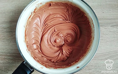 Приготовьте шоколадный ганаш для начинки. Охлажденную основу для ганаша освободите от пищевой пленки, и взбейте миксером до пышного кремообразного состояния.