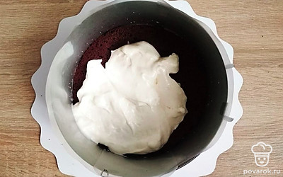 Соберите торт. Установите кондитерское кольцо на блюдо или подложку, слегка промазанную кремом для большей устойчивости торта. Выложите первый корж и пропитайте его сгущенным молоком, разведенным в кипяченой воде. Налейте часть мусса из белого шоколада.