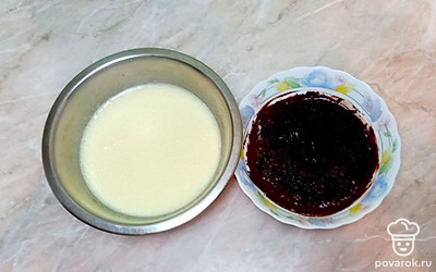 Приготовьте все ингредиенты по списку. Яйца вымойте. Приготовьте венчик. Предварительно разогрейте масло до комнатной температуры.