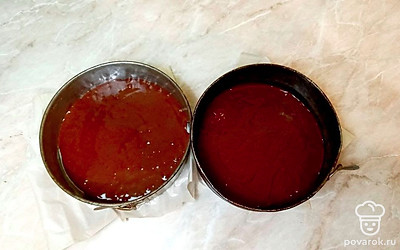 Затем соедините две массы вместе в одну емкость, аккуратно добавляя муку, разрыхлитель и одновременно помешивая. Тщательно размешать тесто, разлить в емкости и выпекать в духовом шкафу 18 минут при температуре 180ºC. Готовый бисквит остудите и дайте настояться 7-8 часов.