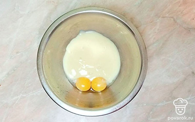 Для крема смешайте в емкости 2 желтка и сгущенное молоко и поставьте на водяную баню до загустения. Остудите массу до комнатной температуры.