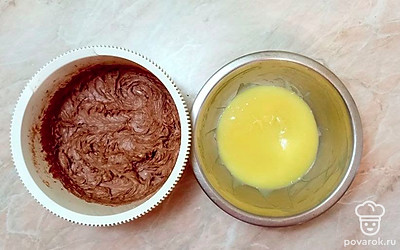 Сливочное масло, разогретое до комнатной температуры взбейте с какао, затем постепенно введите маленькими порциями заварную смесь.