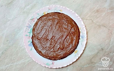 Добавьте в емкость абрикосовый джем, коньяк, сливки, тщательно перемешайте и хорошо пропитайте каждый корж. Пропитанные коржи укладывайте друг на друга, предварительно смазав кремом.