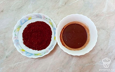 Для глазури смешайте небольшое количество молока с какао и добавьте сливочное масло и варите массу на водяной бане. Верх торта полейте шоколадной глазурью.