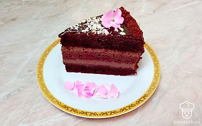 Выложите торт на красивое блюдо. Посыпьте шоколадной крошкой. Украсьте торт сверху цветами.