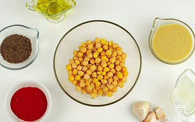 Проверьте все необходимые ингредиенты, заранее приготовьте нут: предварительно замочите на 10-12 часов и отварите в течение часа в подсоленной воде. Подготовьте рабочую поверхность.