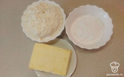 Нарежьте масло на кусочки, чтобы оно быстрее нагрелось до комнатной температуры.