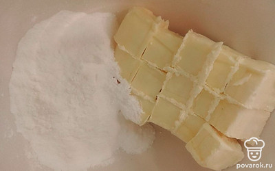 Работайте только с маслом комнатной температуры, переложите его в глубокую посуду, добавьте сахарную пудру, взбивайте несколько минут, пока ингредиенты не побелеют.