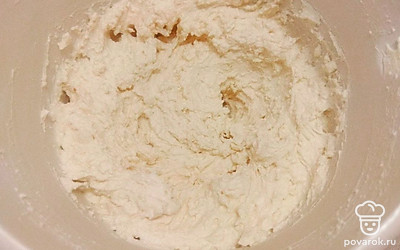 Добавьте творожный сыр, взбивайте еще 3-5 минут, чтобы масса стала однородной.