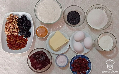 Муку предварительно просейте, чтобы насытить ее кислородом. Изюм, мак и чернослив залейте кипятком и отложите ингредиенты в сторону на 5-10 минут для пропаривания.