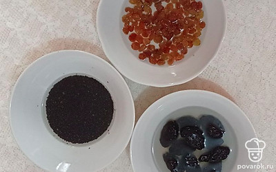 Пропаренный мак отожмите от лишней жидкости, добавьте к нему мед и тщательно перемешайте маковую кашицу. Чернослив нарубите на небольшие кусочки, грецкие орехи переберите от перегородок и мелко нарубите.