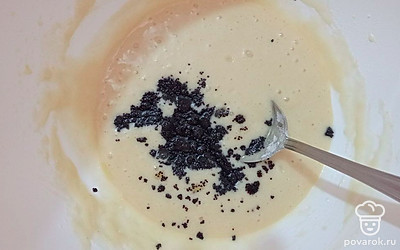 Приступайте к приготовлению макового коржа для торта, для этого в глубокой миске соедините куриное яйцо, полстакана сахара, полстакана сметаны, полстакана муки с разрыхлителем и маковую кашицу. Тщательно перемешайте массу до получения теста с однородной консистенцией, выложите тесто в противень, застеленный пергаментом, и отправьте его в духовой шкаф, разогретый до 200 °С, выпекаться в течение 30 минут до легкой румяности.