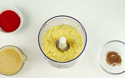 Выложите нут в чашу блендера, добавьте чеснок и оливковое масло. Измельчите нут и чеснок до состояния пюре.