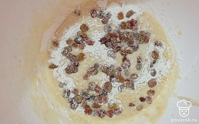 Пока маковый корж выпекается в духовке, в миске соедините полстакана сахара, муки с разрыхлителем и сметаны, добавьте к ингредиентам куриное яйцо и чернослив с мелкорубленными орехами. Перемешайте массу до получения теста с однородной консистенцией. Готовый маковый корж достаньте из духовки, застелите противень пергаментом и выложите приготовленное тесто с орехами. Отправьте корж в духовой шкаф, разогретый до 200 °С, выпекаться в течение получаса.