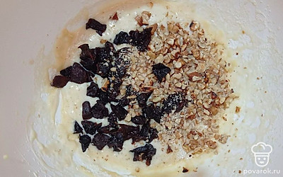 Для выпекания коржа с изюмом соедините сахар, муку, сметану и куриное яйцо, перемешайте ингредиенты до однородности и присоедините к ним изюм. Готовый корж с орехами и черносливом достаньте из духового шкафа, в противень выложите тесто с изюмом и отправьте корж в духовой шкаф, разогретый до 200 °С, выпекаться 30 минут.