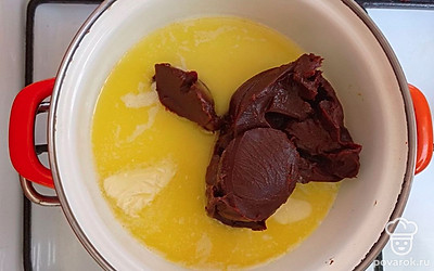 Пока корж выпекается в духовке, в сотейник выложите сливочное масло, растопите его и соедините с вареным сгущенным молоком. Перемешайте ингредиенты для крема и приступайте к собиранию торта. Готовый корж с изюмом достаньте из духовки, остудите его и выложите на блюдо первый корж, промажьте его взбитым сливочным кремом, положите сверху второй корж, промажьте также кремом и накройте третьим коржом. Собранный торт украсьте орехами и шоколадной крошкой и отправьте в холодильную камеру для пропитывания.