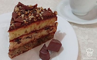 Нежный торт с черносливом, изюмом и медом украсьте свежими ягодами и веточкой мяты, разрежьте десертное лакомство на порционные кусочки и подавайте в сочетании со свежезаваренным чаем или кофе.