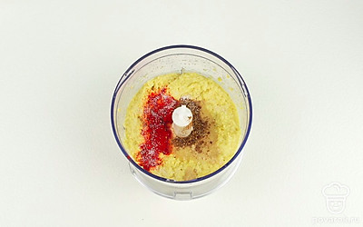 Добавьте в пюре из нута тахини – кунжутную пасту, паприку и зиру, соль, сахар и лимонный сок. Взбейте ингредиенты до однородной консистенции.