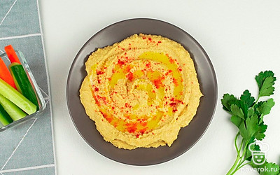 Разложите хумус по порционным тарелкам, добавьте оливковое масло и щепотку паприки. Приятного аппетита!