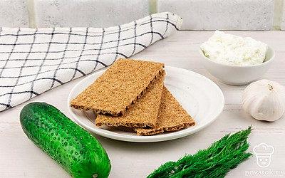 Подготовьте все ингредиенты. Помойте огурец и зелень.