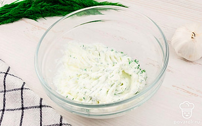 Мелко нарежьте чеснок и укроп. Добавьте их в творог, хорошенько перемешайте.
