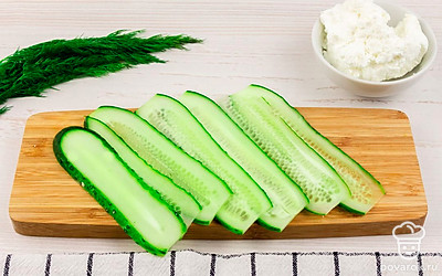 Огурец нарежьте слайсами.