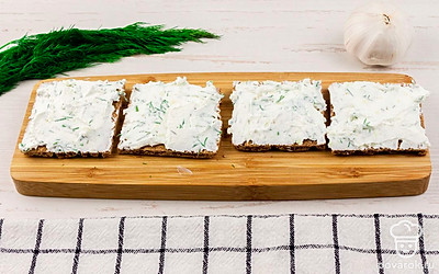 Намажьте сыр на хлебцы.