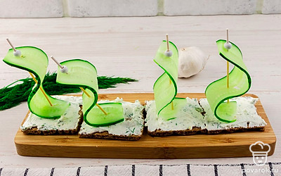 Воткните зубочистку и сформируйте волну из огурца.