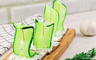 Для украшения добавьте оливку, разрезанную пополам.