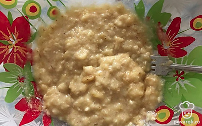 Разминаем два банана вилкой.