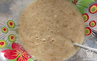 Добавляем яйца, соль, соду взбиваем.