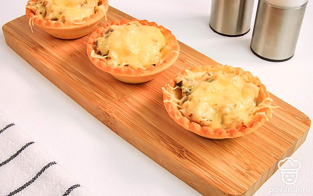 Жюльен с курицей и грибами в тарталетках — Рецепт с фото