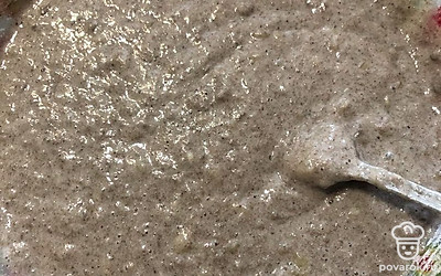 Просеиваем муку, постепенно вводим, перемешиваем.