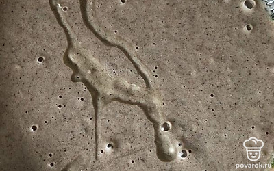 Вводим 1,5 стакана кипятка и растительное масло. Выпекаем блины.