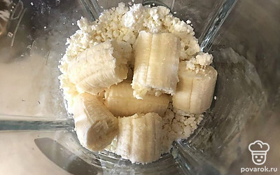 Готовим крем, взбиваем творог, 2 банана и лимонный сок.