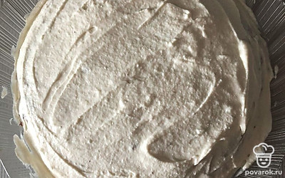 Блинчики промазываем кремом, укладываем друг на друга.