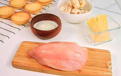 Помойте грибы и просушите. Ополосните куриное филе и промокните бумажным полотенцем. Разогрейте духовку до 180 °С.