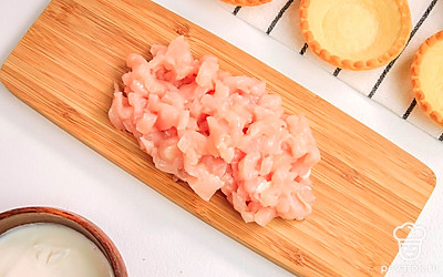 Нарежьте куриное филе маленькими кубиками.